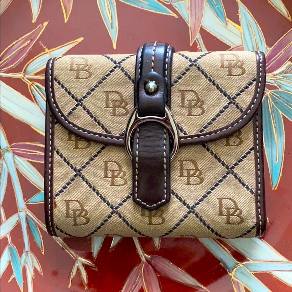 The tab is on me. Pay attention to my Dooney & Bourke gorgeous wallet❣️